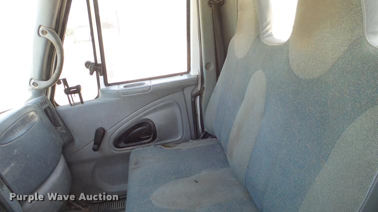 image for item DA6786 2004 International DuraStar 4300 winch truck