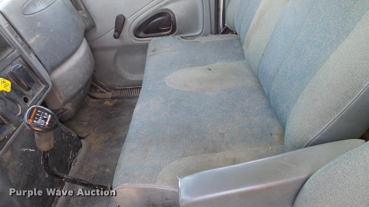 image for item DA6786 2004 International DuraStar 4300 winch truck