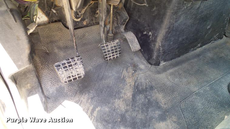 image for item DA6786 2004 International DuraStar 4300 winch truck