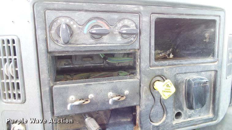 image for item DA6786 2004 International DuraStar 4300 winch truck