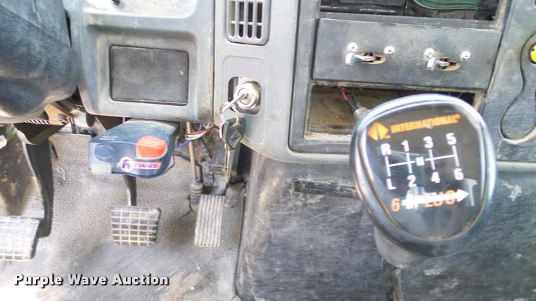 image for item DA6786 2004 International DuraStar 4300 winch truck