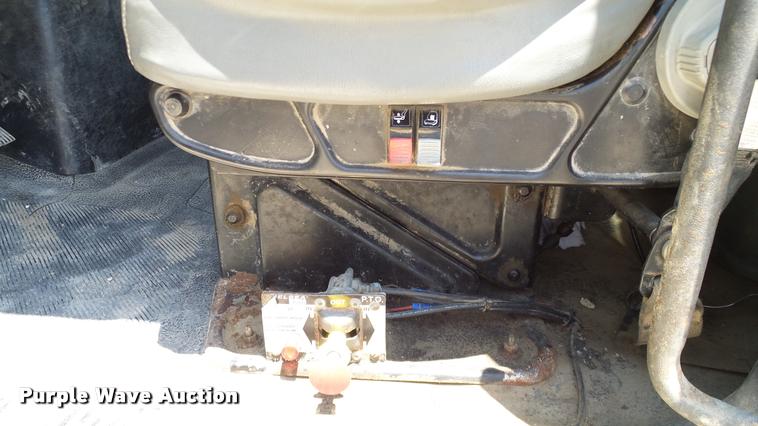 image for item DA6786 2004 International DuraStar 4300 winch truck