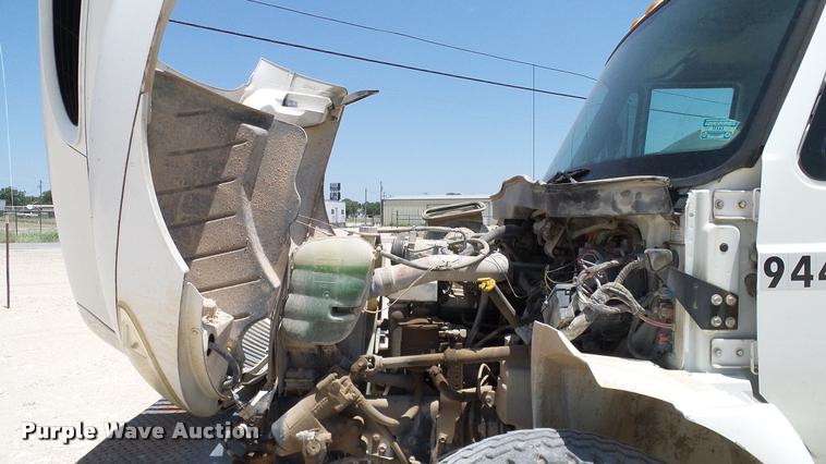 image for item DA6786 2004 International DuraStar 4300 winch truck