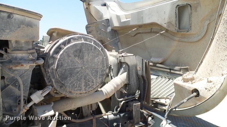 image for item DA6786 2004 International DuraStar 4300 winch truck