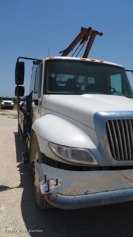 image for item DA6786 2004 International DuraStar 4300 winch truck