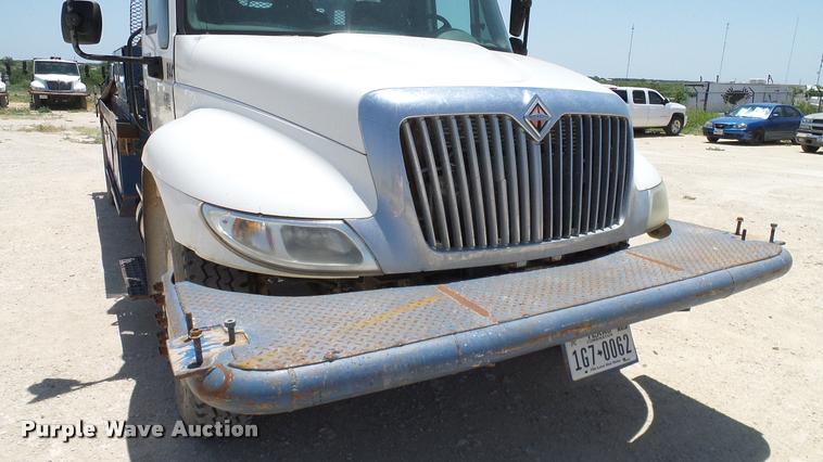 image for item DA6786 2004 International DuraStar 4300 winch truck