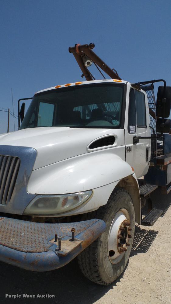 image for item DA6786 2004 International DuraStar 4300 winch truck