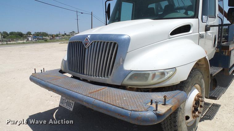 image for item DA6786 2004 International DuraStar 4300 winch truck