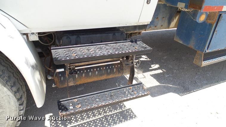 image for item DA6786 2004 International DuraStar 4300 winch truck