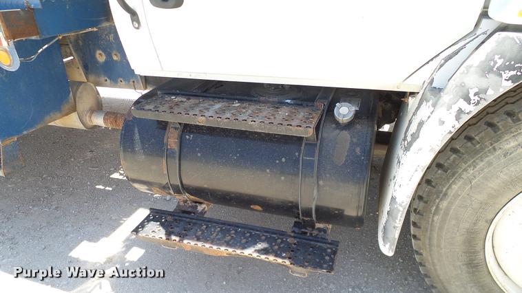 image for item DA6786 2004 International DuraStar 4300 winch truck