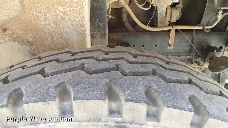 image for item DA6786 2004 International DuraStar 4300 winch truck