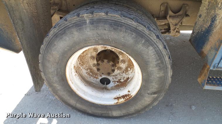 image for item DA6786 2004 International DuraStar 4300 winch truck