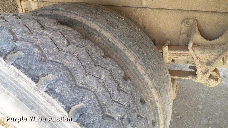 image for item DA6786 2004 International DuraStar 4300 winch truck