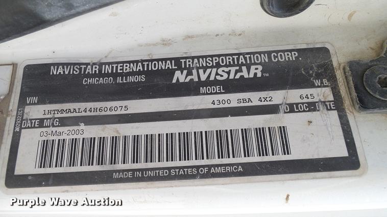 image for item DA6786 2004 International DuraStar 4300 winch truck