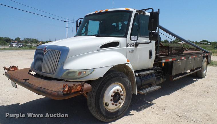 image for item DA6787 2004 International DuraStar 4400 winch truck