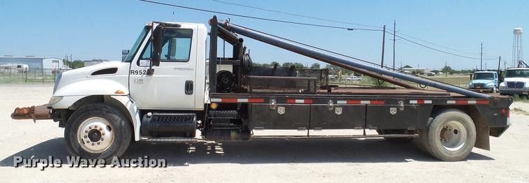 image for item DA6787 2004 International DuraStar 4400 winch truck