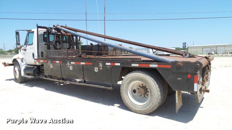 image for item DA6787 2004 International DuraStar 4400 winch truck