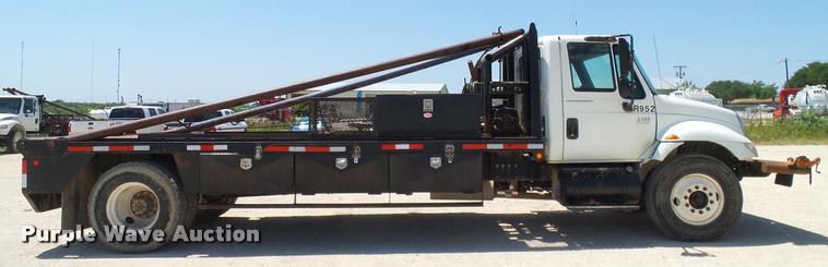 image for item DA6787 2004 International DuraStar 4400 winch truck