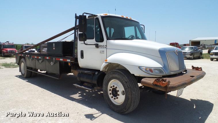 image for item DA6787 2004 International DuraStar 4400 winch truck