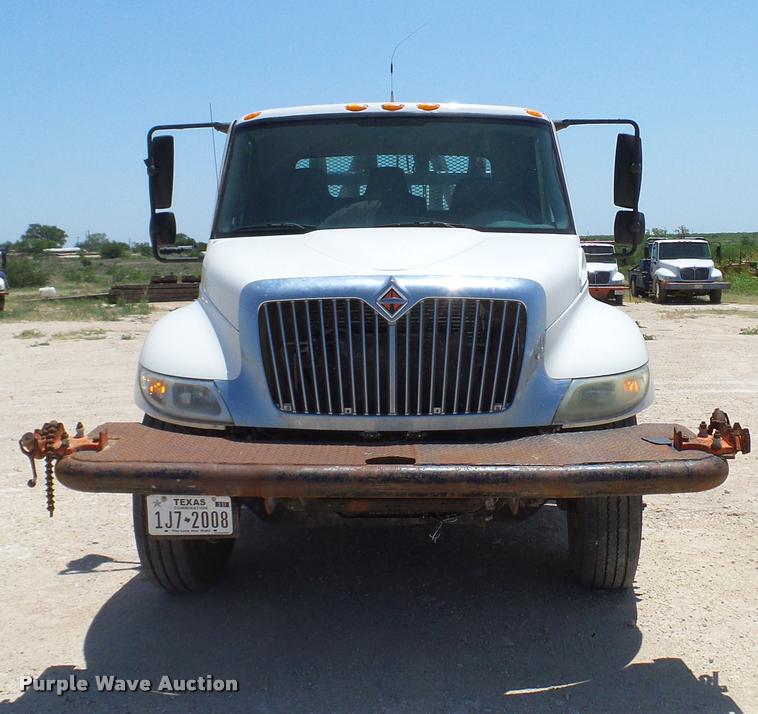 image for item DA6787 2004 International DuraStar 4400 winch truck