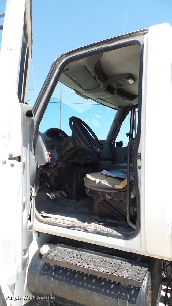 image for item DA6787 2004 International DuraStar 4400 winch truck