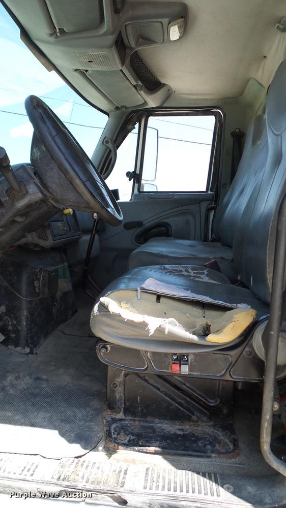 image for item DA6787 2004 International DuraStar 4400 winch truck