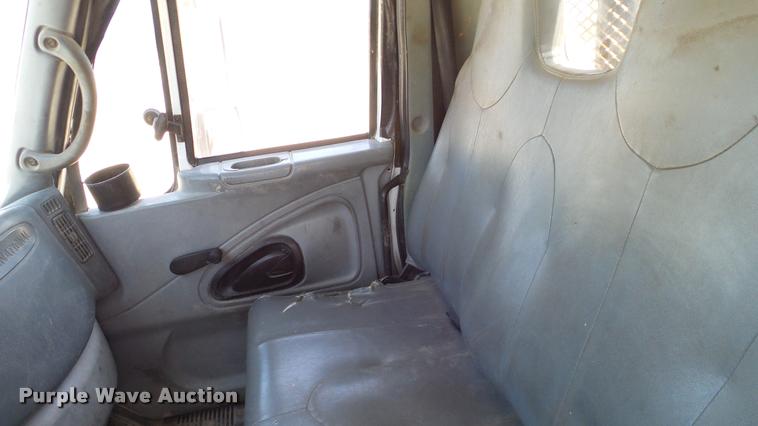 image for item DA6787 2004 International DuraStar 4400 winch truck