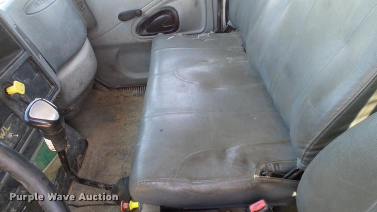 image for item DA6787 2004 International DuraStar 4400 winch truck