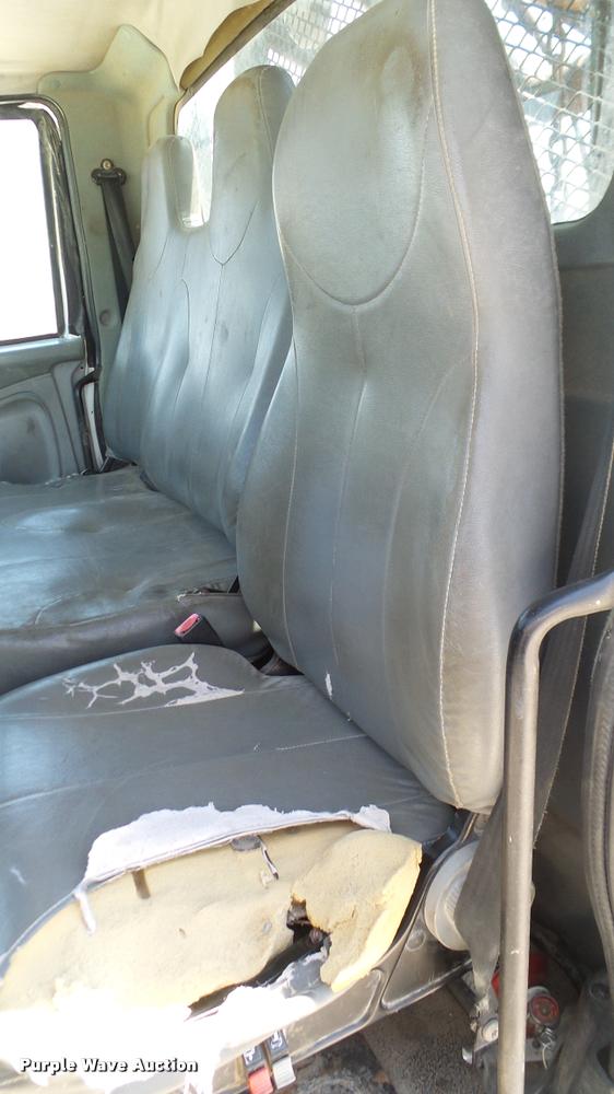 image for item DA6787 2004 International DuraStar 4400 winch truck