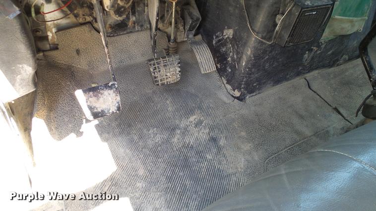 image for item DA6787 2004 International DuraStar 4400 winch truck