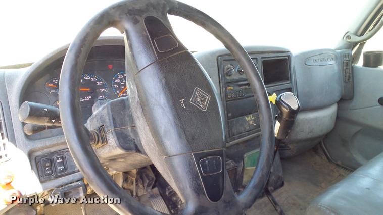 image for item DA6787 2004 International DuraStar 4400 winch truck