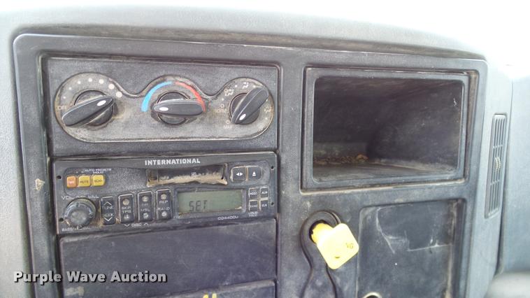 image for item DA6787 2004 International DuraStar 4400 winch truck