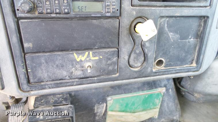 image for item DA6787 2004 International DuraStar 4400 winch truck