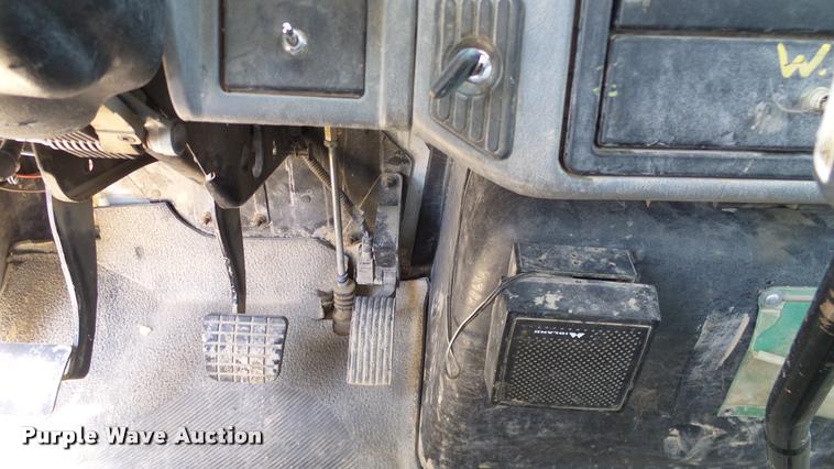 image for item DA6787 2004 International DuraStar 4400 winch truck