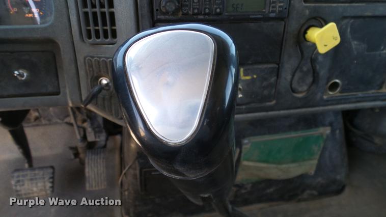 image for item DA6787 2004 International DuraStar 4400 winch truck