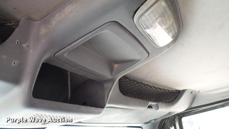 image for item DA6787 2004 International DuraStar 4400 winch truck