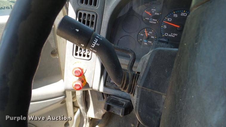 image for item DA6787 2004 International DuraStar 4400 winch truck