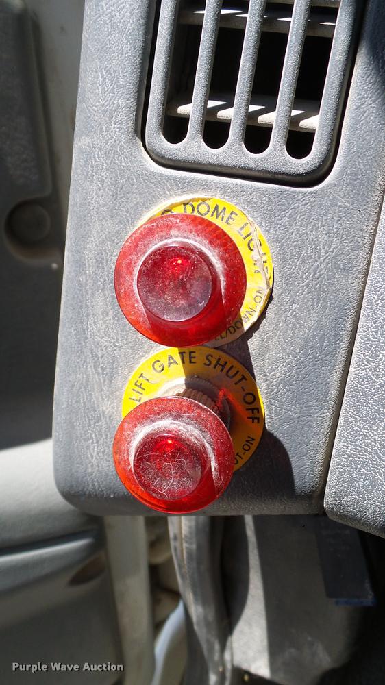 image for item DA6787 2004 International DuraStar 4400 winch truck