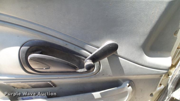 image for item DA6787 2004 International DuraStar 4400 winch truck