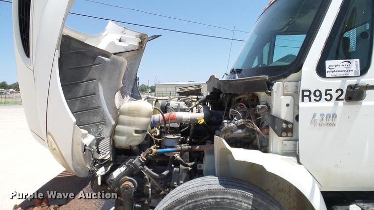 image for item DA6787 2004 International DuraStar 4400 winch truck