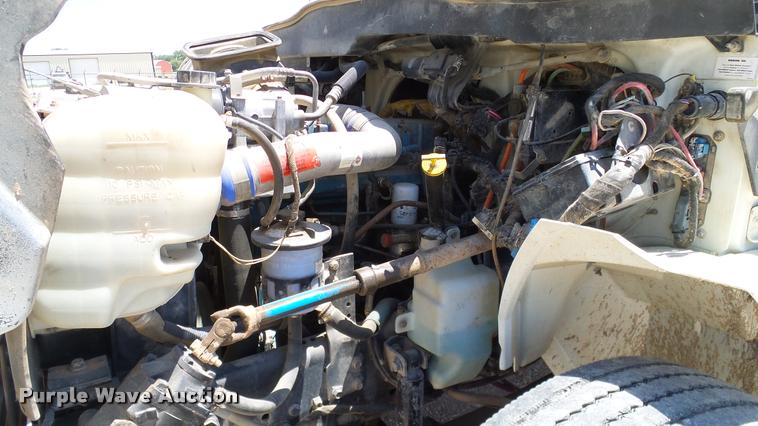 image for item DA6787 2004 International DuraStar 4400 winch truck