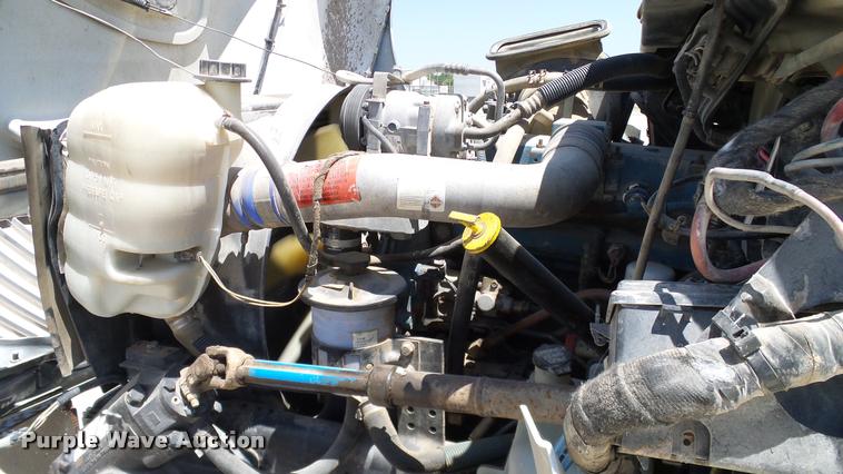 image for item DA6787 2004 International DuraStar 4400 winch truck