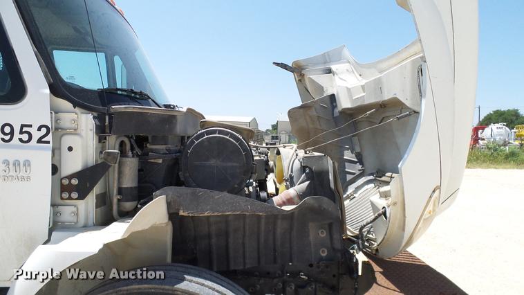 image for item DA6787 2004 International DuraStar 4400 winch truck