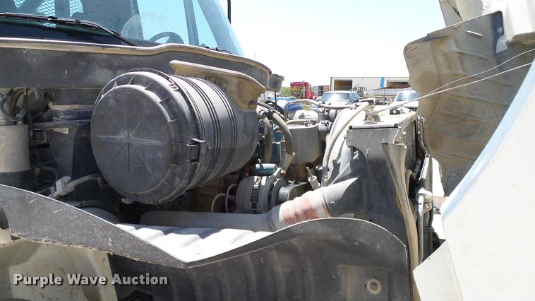 image for item DA6787 2004 International DuraStar 4400 winch truck