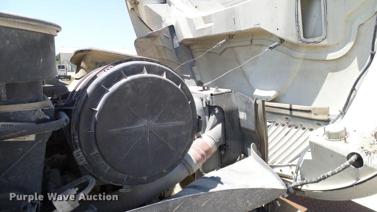 image for item DA6787 2004 International DuraStar 4400 winch truck