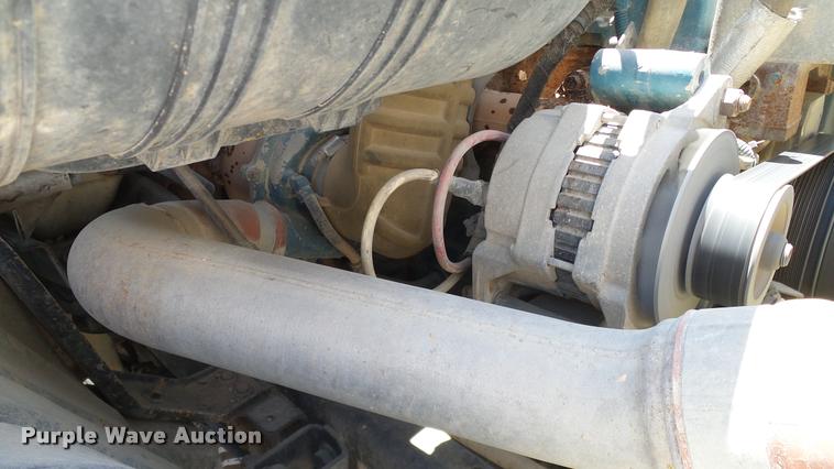 image for item DA6787 2004 International DuraStar 4400 winch truck