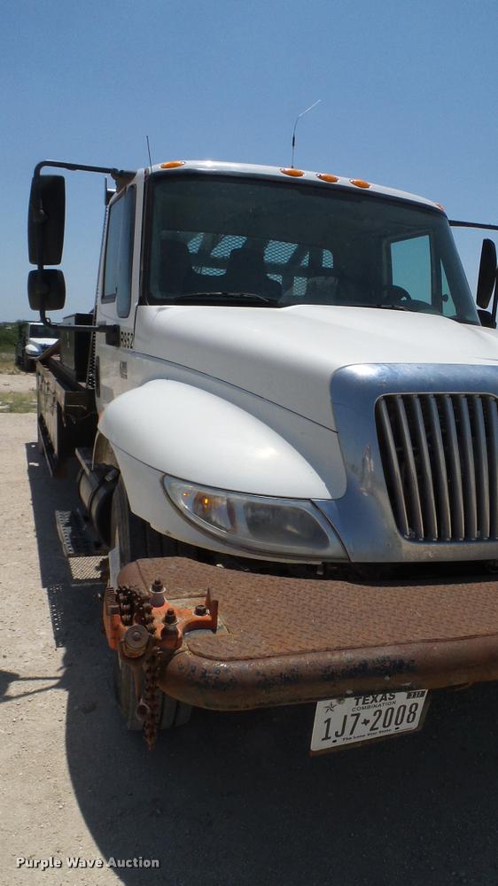 image for item DA6787 2004 International DuraStar 4400 winch truck