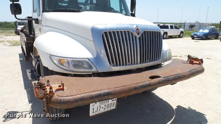 image for item DA6787 2004 International DuraStar 4400 winch truck