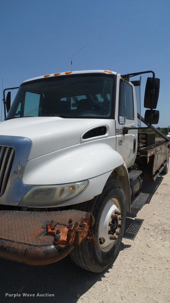 image for item DA6787 2004 International DuraStar 4400 winch truck