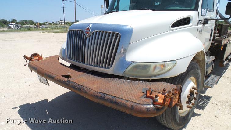 image for item DA6787 2004 International DuraStar 4400 winch truck